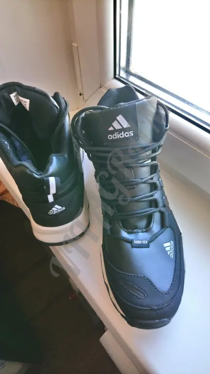 Adidas. Кроссовки зимние