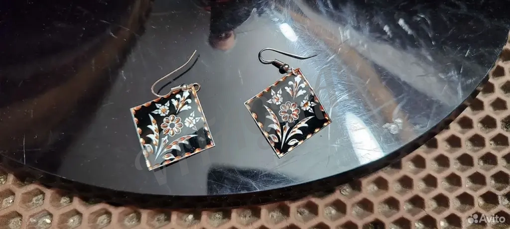 Серьги изогнутые черная эмаль