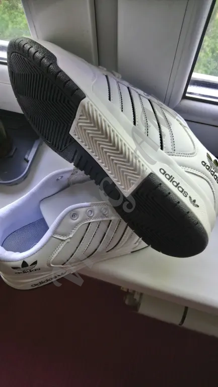 Adidas. Кроссовки демисезонные