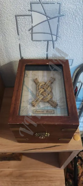 Деревянная шкатулка