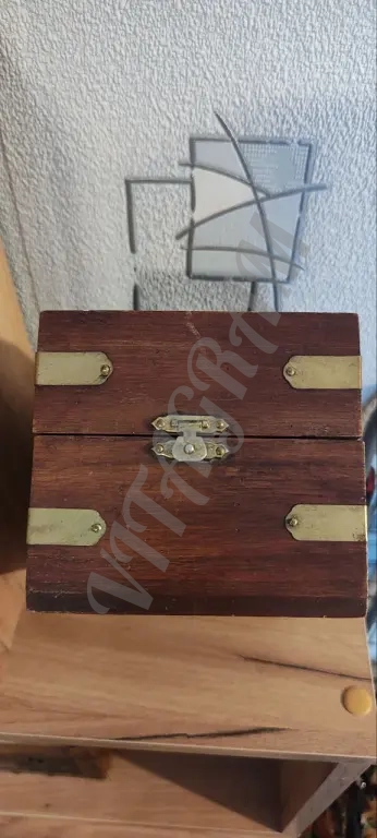 Деревянная шкатулка