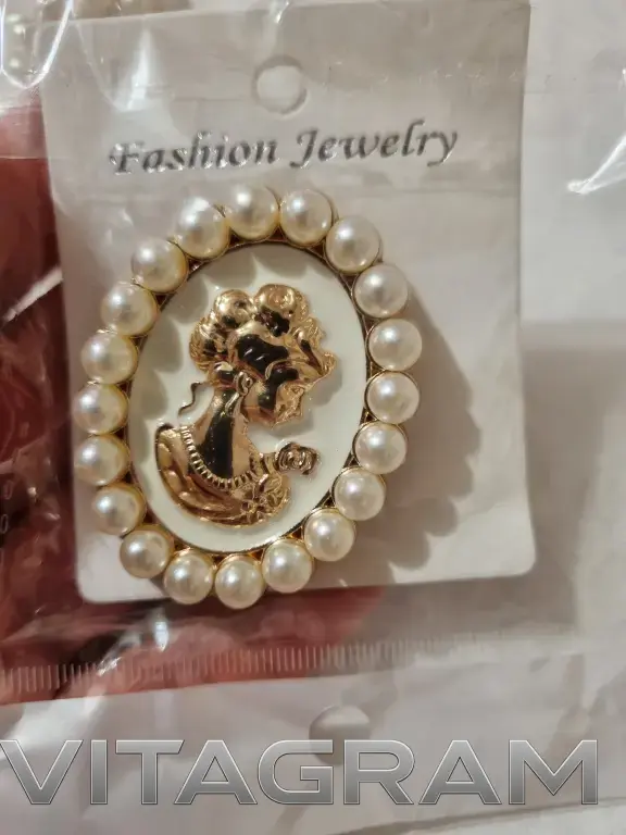 Брошь новая подарок